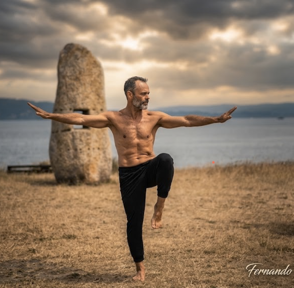 Fernando practicando una postura de equilibrio de Tai Chi junto al mar